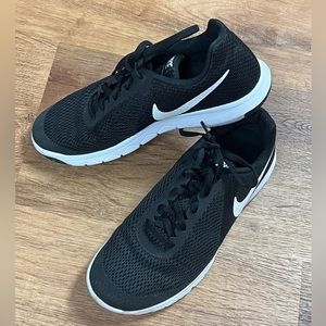Nike basic black sneakers